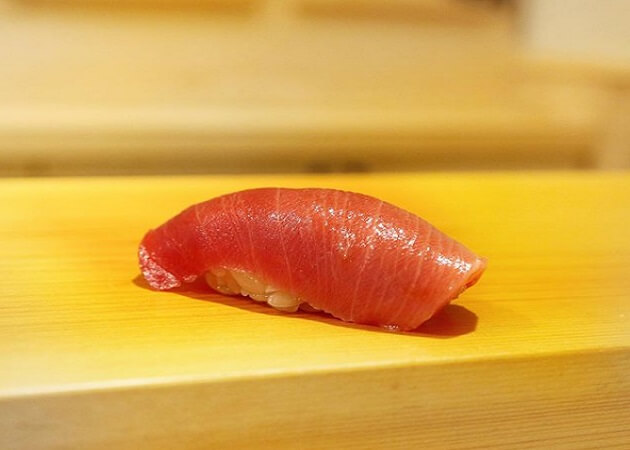 鮨 あらい　のマグロの握り寿司