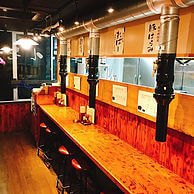 隼ホルモンの店内