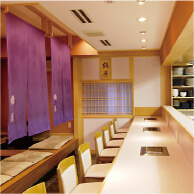 やきにく肉料理 鶴屋の店内