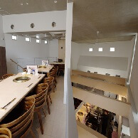 焼肉Dining金の鶴の店内